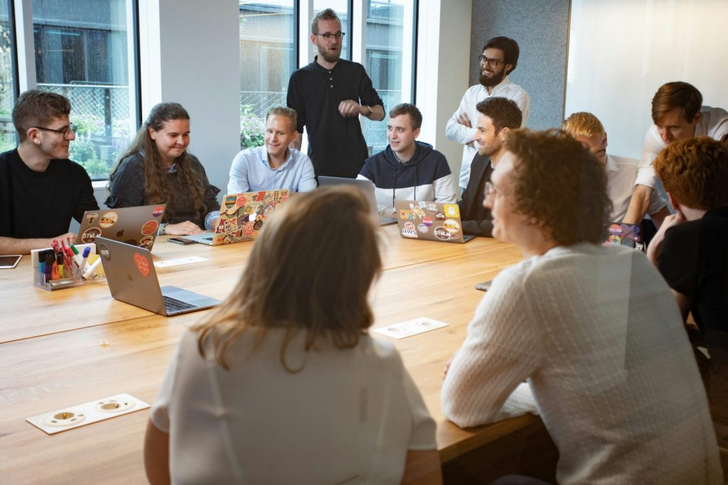 un groupe de personnes assises autour d'une table en bois